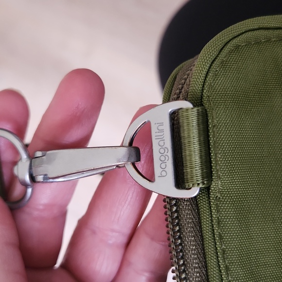Baggallini travel crossbody - Picture 8 of 8
